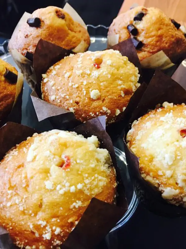 Muffins con cubierta de azúcar en una fuente