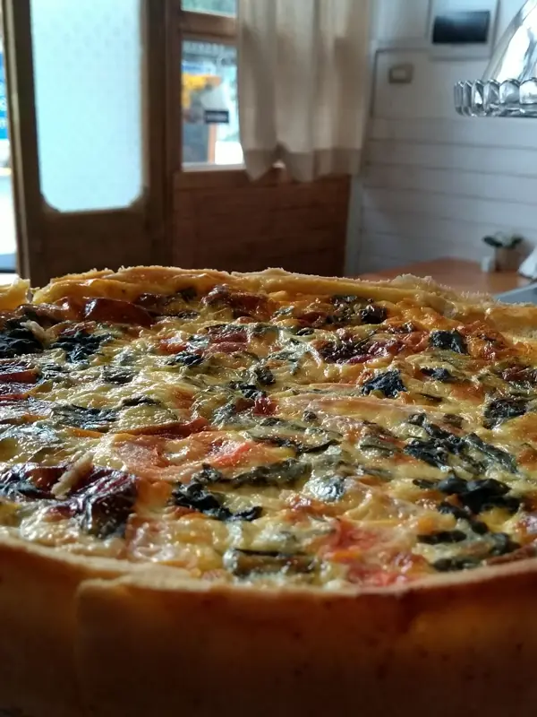 Quiche horneado entero, con espinaca y tomate