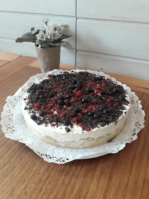 Torta con cubierta de chocolate y frutos rojos